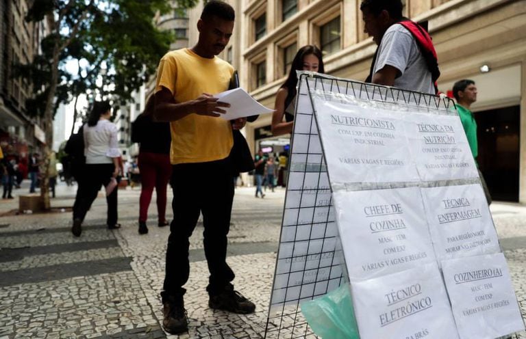 Topa tudo por trabalho: brasileiros aceitam salários menores e postos sem  carteira para driblar desemprego | Brasil | EL PAÍS Brasil
