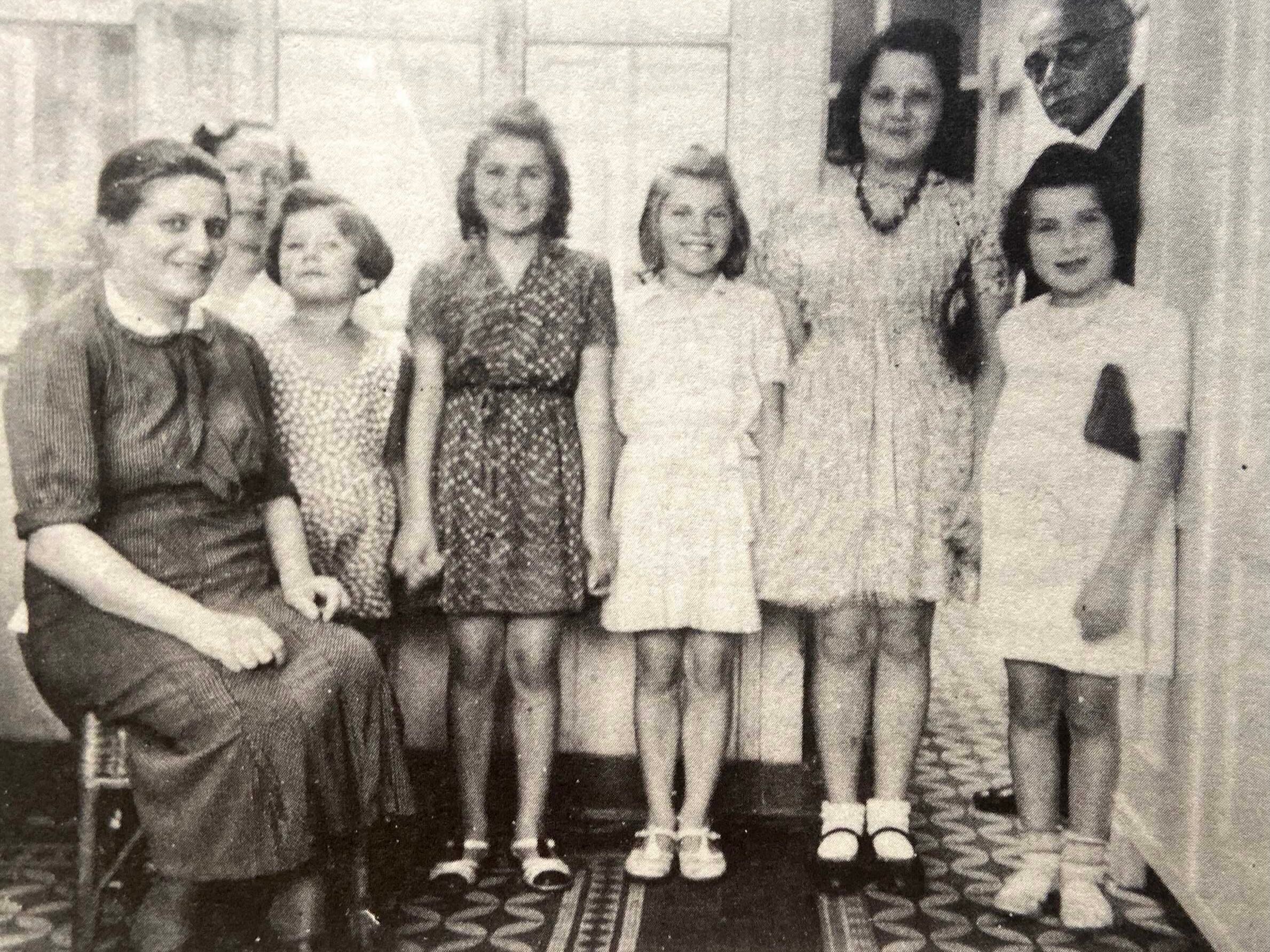 Meninas em uma escola clandestina de Praga, em 1941. 
