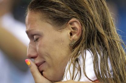 A russa Efimova acabou chorando por sua prata nos 100m nado peito
