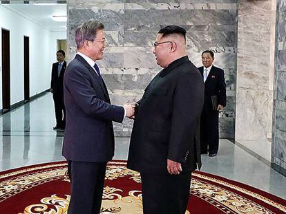 Kim Jong-un (à direita) e Moon Jae-in, em fotografia deste sábado.