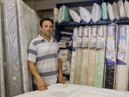 Pablo Belfer em sua loja de venda de colchões, em Buenos Aires. 
