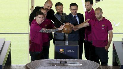 Os capitães do Barça e o presidente com a maquete do Camp Nou.