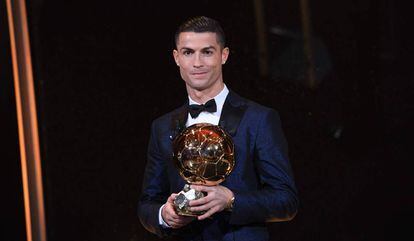 Cristiano Ronaldo recebeu o prêmio em Paris.