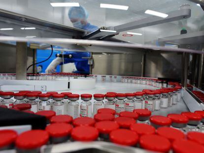 Produção da vacina Sputnik V nas instalações da empresa russa de biotecnologia Biocad em Strelna, São Petersburgo, em 4 de dezembro passado.