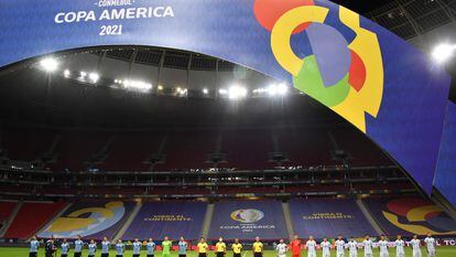 A seleção uruguaia e a da Argentina, durante a Copa América. / NELSON ALMEIDA / AFP
