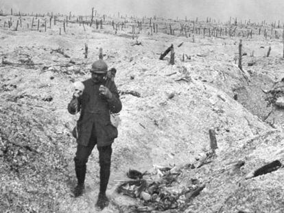 Um soldado francês sustentando um crânio humano.