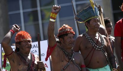 Indígenas participam de protesto no acampamento do ano passado em Brasília.