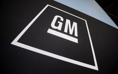 Logotipo da General Motors no salão de Nova York.