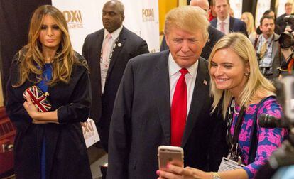 Donald Trump posa para uma foto com uma simpatizante durante a campanha presidencial