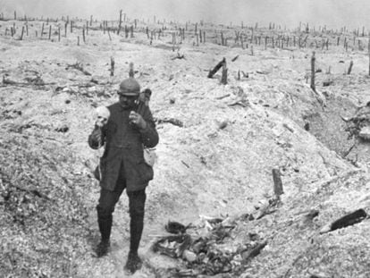 Um soldado francês sustentando um crânio humano.