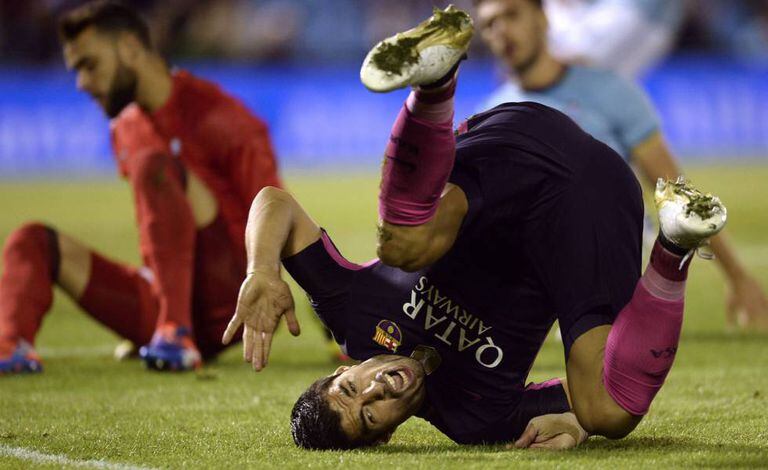 Luis Suárez cai diante do Celta.