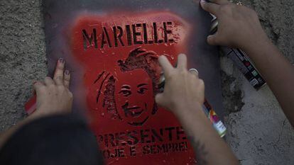 Manifestantes grafitam 'Marielle Presente' em protesto pela morte da vereadora do PSOL.