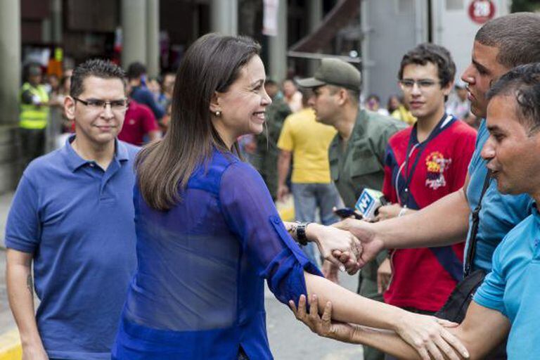 María Corina Machado saúda seus simpatizantes.