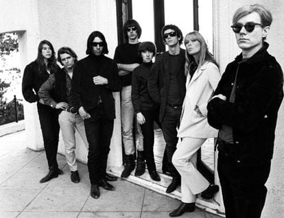 Andy Warhol (à direita) e o Velvet Underground, em uma imagem de 1966 realizada pelo fotógrafo Steve Schapiro.