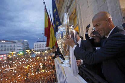 Perguntaram a Zidane sobre a melhor e a pior recordações em seus primeiros 12 meses no comando. “A melhor, a Champions. Não é fácil ganhá-la e não é algo que vai me acontecer 20 vezes na vida. A pior? Não tenho, a verdade é que não tenho. Só vejo as coisas positivas.”