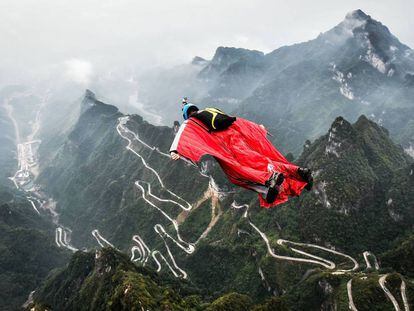 O brasileiro Gabriel Lott durante uma prova de Wingsuit na China no ano passado.