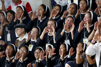 Freiras bolivianas recebem o Papa em ato em Santa Cruz.