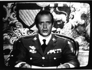 O rei se dirige à nação em um discurso pela TV, na noite de 23 de fevereiro de 1981.