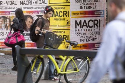 Uma rua de Buenos Aires, na sexta-feira. Às 8h começou o período de reflexão e não é mais permitido colar cartazes de propaganda.