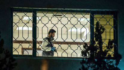 Forenses turcos trabalham no interior do consulado saudita em Istambul.