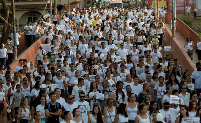 Moradores de Brumadinho marcham em homenagem às vítimas da tragédia.
