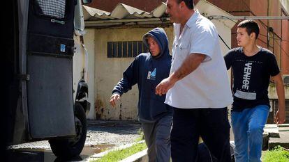 Um dos detidos (esquerda) pela suposta violação de uma menor é conduzido aos tribunais de Mar del Prata, na província de Buenos Aires