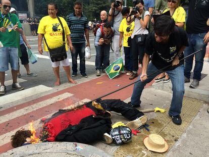 Boneco de Dilma é incendiado na Paulista neste sábado.