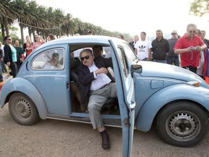 Mujica desce de seu carro para votar neste domingo em Montevidéu.