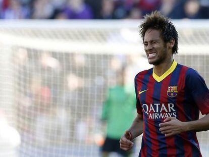Neymar se lamenta durante a partida deste sábado.