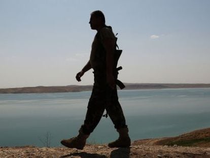 Um soldado curdo patrulha a represa de Mossul.