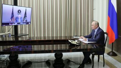 Os presidentes da Rússia,Vladimir Putin, e dos Estados Unidos, Joe Biden, durante a cúpula online focada na tensão em torno da Ucrânia. A imagem foi feita em Sochi (Rússia).