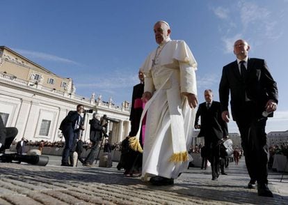 O Papa acompanhado por Domenico Giani, então chefe de segurança do Vaticano, em 2015.