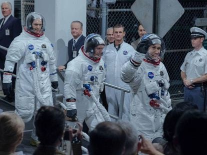 Desde a esquerda, Corey Stoll, Lukas Haas e Ryan Gosling, em 'First man (O primeiro homem)'.