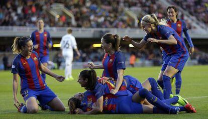 As jogadoras do Barça celebram o gol de Hermoso.
