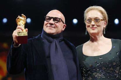Gianfranco Rosi com o Urso de Ouro de ‘Fuocoammare’, ao lado da presidenta do júri, Meryl Streep.
