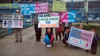 Manifestantes do CMHNTM em protesto no Peru.