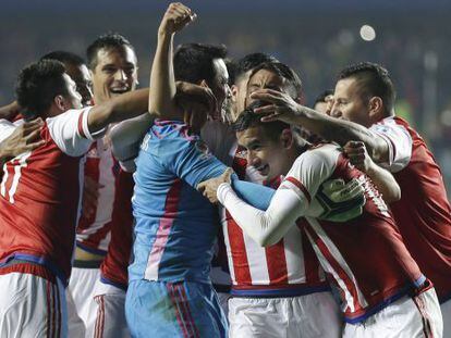 Derlis González, segundo a partir da direita, é cumprimentado por seus companheiros após marcar.