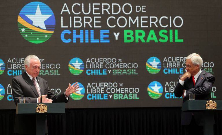 Os presidentes do Brasil, Michel Temer (à esquerda), e do Chile, Sebastián Piñera, falam em entrevista coletiva durante a assinatura do TLC entre os dois países.