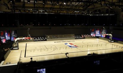 O vazio HP Field House, onde Houston Rockets e Oklahoma City Thunder se enfrentariam nesta quarta-feira.