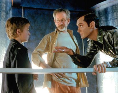 “Adoro saber que as crianças dos meus filmes deixem a carreira para ir à escola, estudar e depois voltar”, disse Spielberg ao ator há um ano, quando se encontraram na estreia de “Lincoln”. Na foto, filmagens de “A. I. - Inteligência Artificial”.