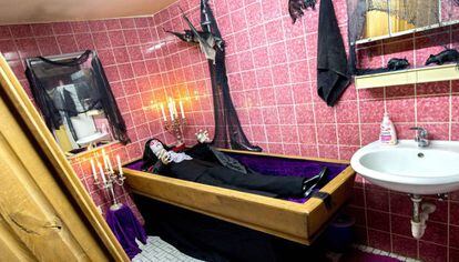 Banheiro de uma casa de Isernhagen (Alemanha) decorada para o Halloween.