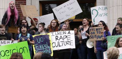 Estudantes da Universidade do Oregon protestam em maio passado.