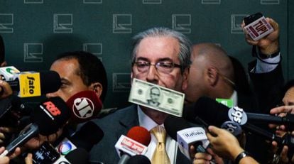 Eduardo Cunha recebe chuva de dólares falsos em Brasília.