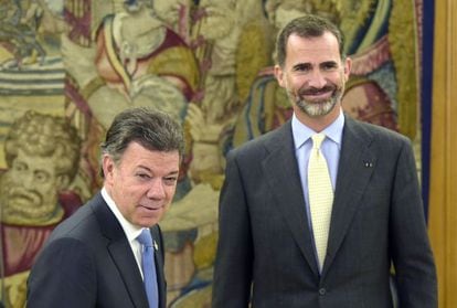 Santos na Espanha com o rei Felipe VI, durante sua viagem para conseguir apoio ao processo de paz na Colômbia.