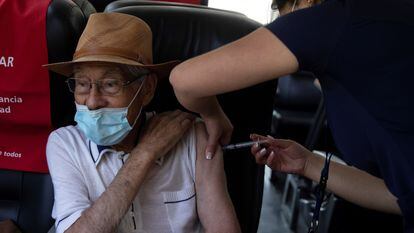 Enfermeira vacina idoso contra covid-19 em La Reina, Santiago, em 8 de fevereiro.