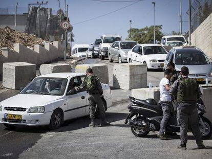 Controle israelense em bairro palestino de Jerusalém Oriental.