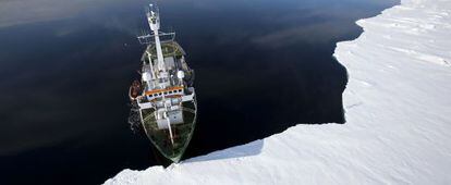 O barco do Greenpeace, em setembro, no polo.