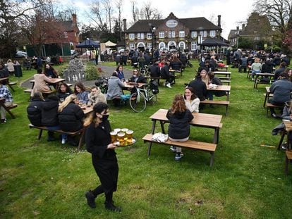 Clientes do pub Fox on The Hill, no sul de Londres, aproveitam sua área ao ar livre em 12 de abril.