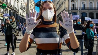 Manifestação de profissionais de saúde em Madri com o lema “Vocação não justifica exploração”, em 12 de outubro.