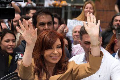Fernández saúda a seus simpatizantes à saída de um tribunal em outubro.